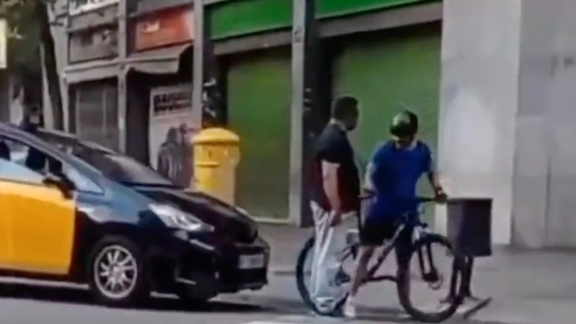 Un ciclista rompe el espejo de un taxi en Barcelona tras una fuerte discusión