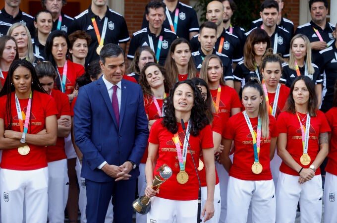 Sánchez recibe a la selección femenina de fútbol