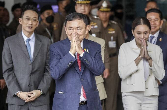 Bangkok (Thailand), 22/08/2023.- Former Thai prime minister Thaksin Shinawatra (C), accompanied by his daughter and Pheu Thai Party prime ministerial candidate Paetongtarn Shinawatra and his son Panthongtae Shinawatra, greets supporters and journalists upon his arrival at Don Mueang airport in Bangkok, Thailand, 22 August 2023. Shinawatra returned to Thailand after living in self-imposed exile for 15 years, following his overthrowing by a military coup on 19 September 2006. The former prime minister is expected to face imprisonment with a combined jail term of five years. (Golpe de Estado, Tailandia) EFE/EPA/RUNGROJ YONGRIT