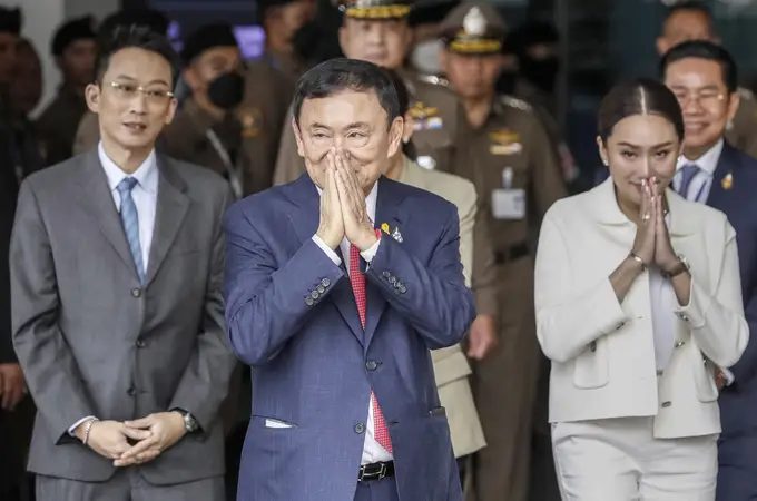 El exprimer ministro tailandés Thaksin regresa del exilio en medio de la inestabilidad política del país para cumplir 8 años de cárcel.