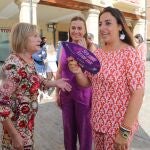 La delegada del Gobierno en Castilla y León, Virginia Barcones, acompañada por la alcaldesa de Palencia, Miriam Andrés(D); y la concejal de Bienestar Social en el Ayuntamiento de Palencia, Rosario García(I), en la la presentación de los Puntos Violeta y la campaña "Ser Libre. Estar Viva"