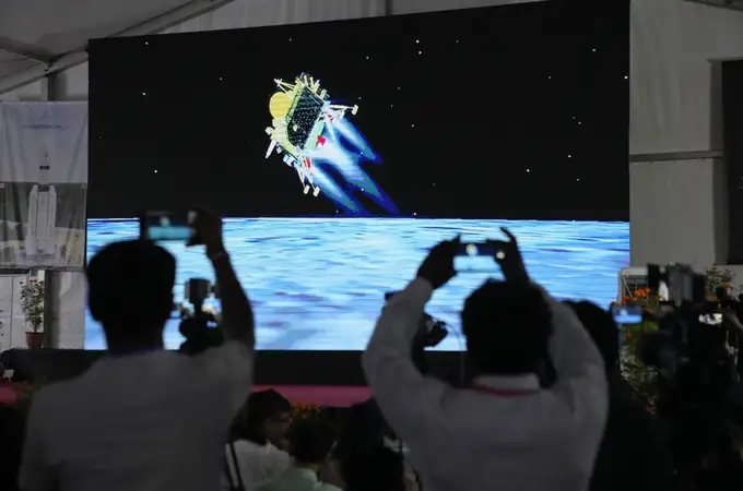 La India llega a la Luna con una nave Low Cost