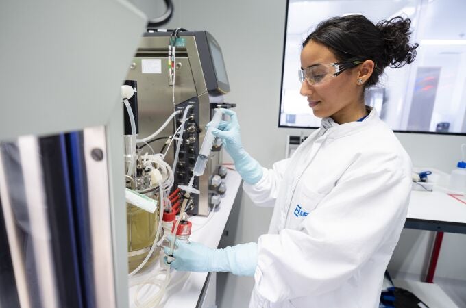 Una investigadora trabaja en las instalaciones de la compañía farmacéutica Hipra, establecida en la población de Amer, en Gerona