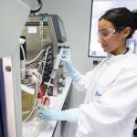 Una investigadora trabaja en las instalaciones de la compañía farmacéutica Hipra, establecida en la población de Amer, en Gerona