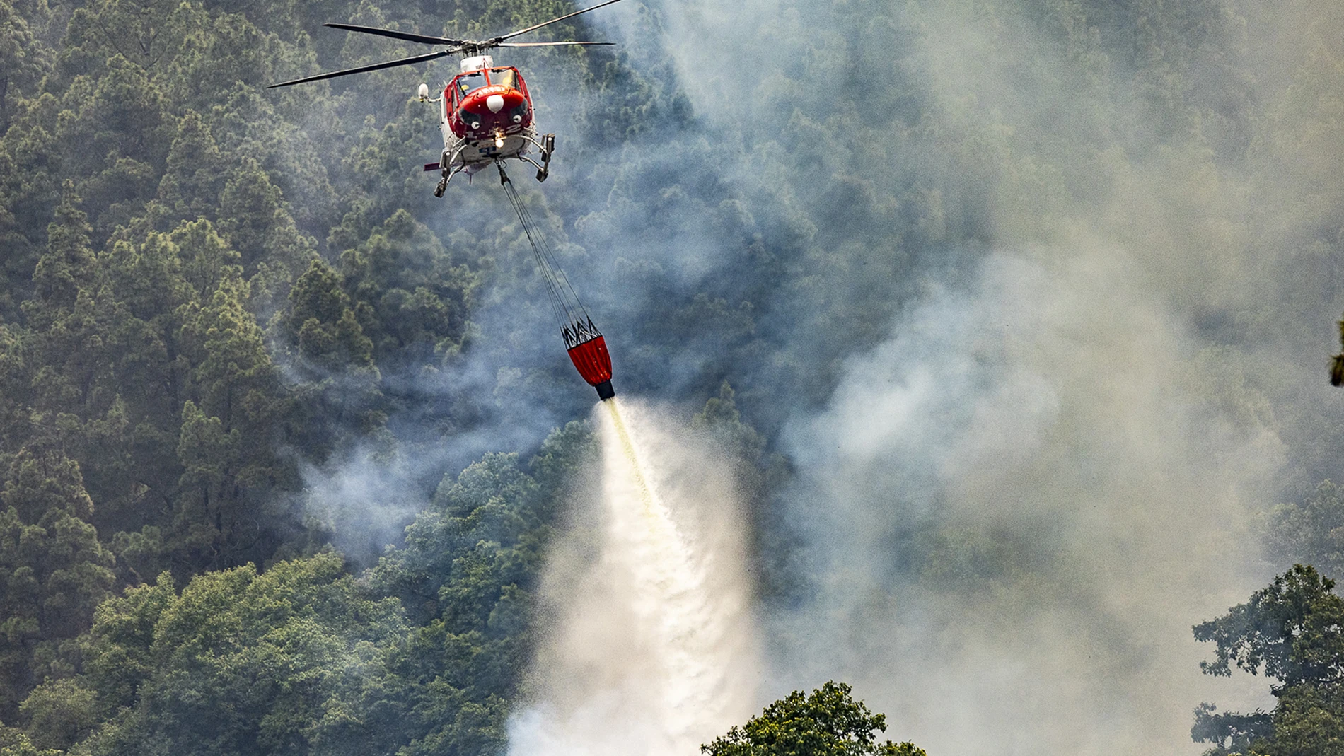 Un helicóptero trabaja este miércoles en al extinción del incendio de Tenerife que se mantiene estable con riesgo de reactivación de focos por altas temperaturas