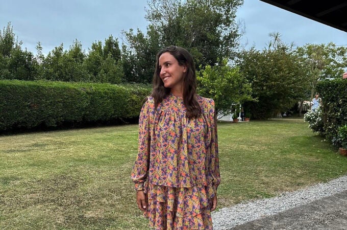 Si Sara Baceiredo ayer llevaba la falda que mejor sienta, Marta Pombo nos enseña hoy el total look compuesto por esta falda y la camisa, ideal para los veranos en el norte