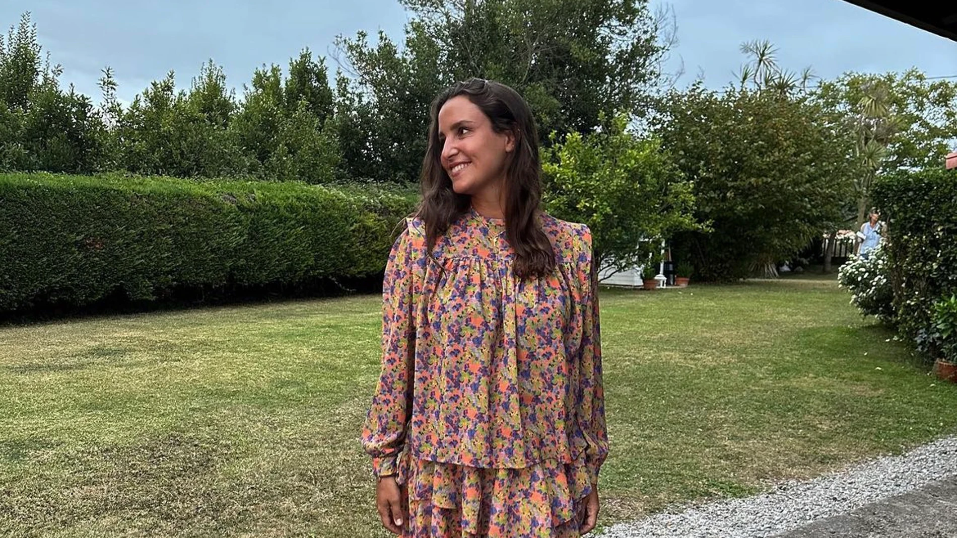 Si Sara Baceiredo ayer llevaba la falda que mejor sienta, Marta Pombo nos enseña hoy el total look compuesto por esta falda y la camisa, ideal para los veranos en el norte