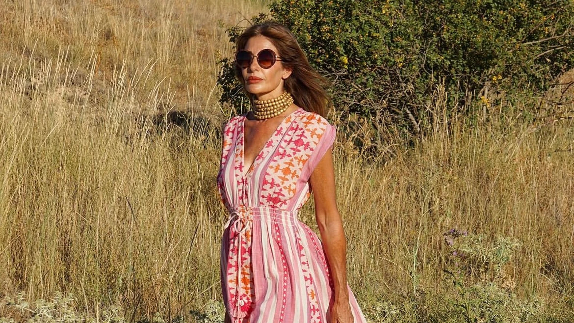 Las influencers 50+ tienen los vestidos maxi de estilo 'boho' que mejor sientan y los llevan con sandalias romanas