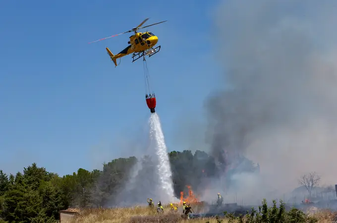 Medios aéreos y terrestres logran estabilizar el incendio forestal de San Bartolomé de Rueda (León)