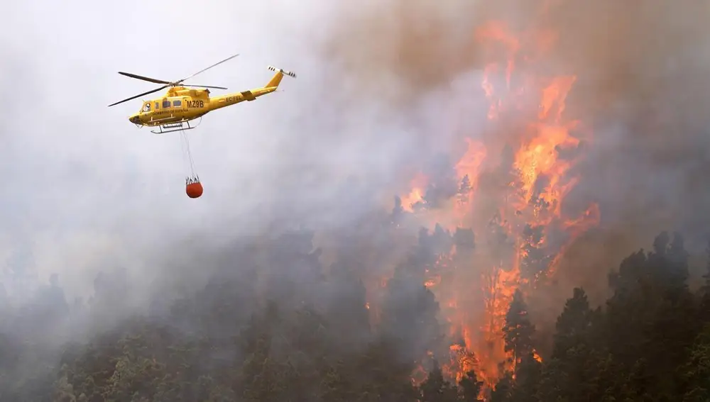 Un helicóptero trabaja el pasado miércoles en las labores de extinción del incendio en Tenerife que arrasó en nueve días 14.751 hectáreas