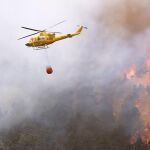 Un helicóptero trabaja el pasado miércoles en las labores de extinción del incendio en Tenerife que arrasó en nueve días 14.751 hectáreas