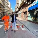 Los trabajos para eliminar el carril bici de la calle Juan Carlos I de Elche se realizan esta semana.