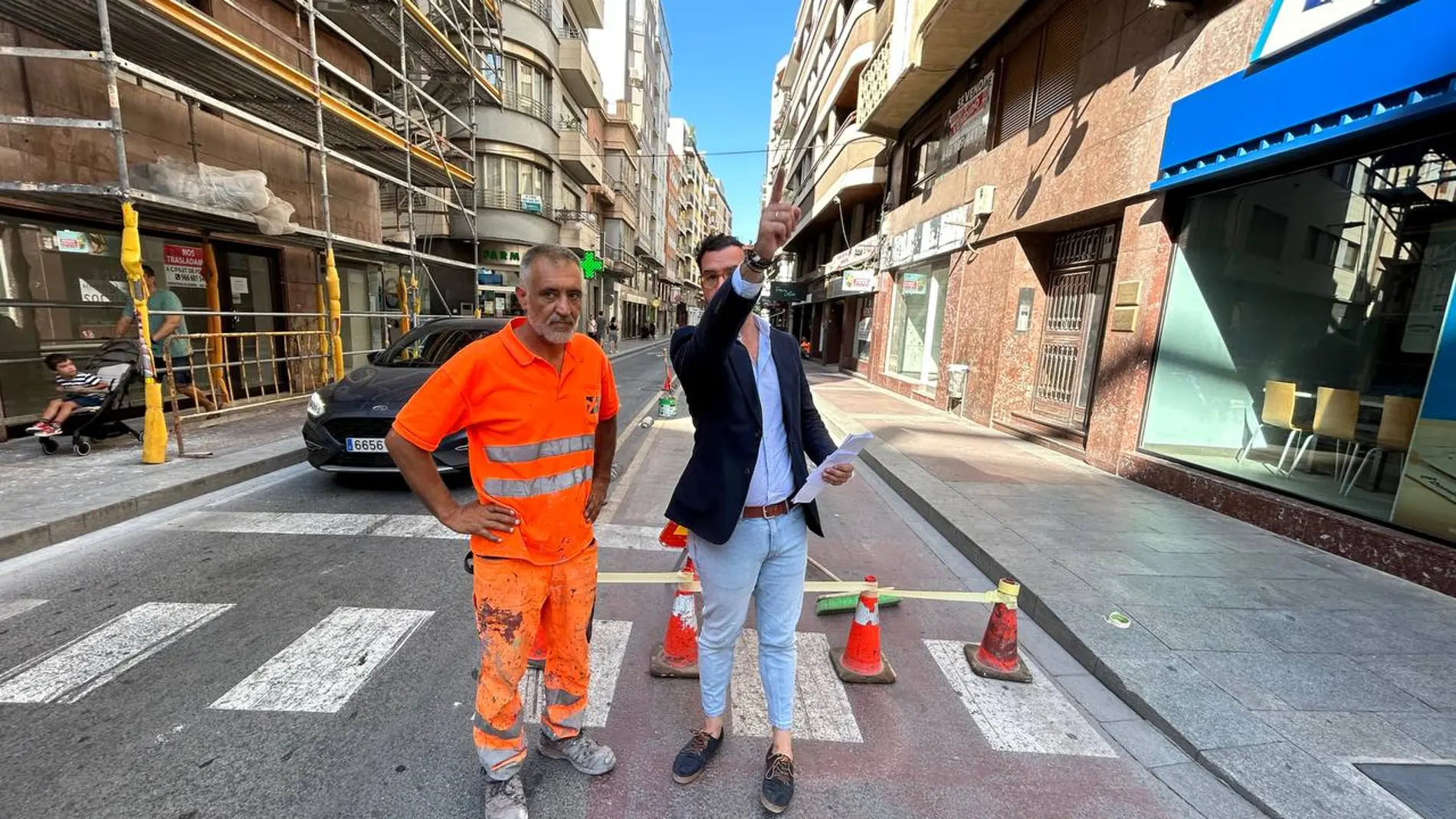 Los trabajos para eliminar el carril bici de la calle Juan Carlos I de Elche se realizan esta semana.