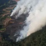 El incendio en San Bartolomé de la Rueda (León) que ha calcinado 260 hectáreas. El fuego no está controlado pero la situación es favorable 