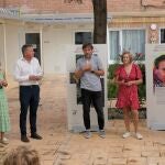 de izquierda a derecha, aparecen Patricia Nieto (directora de CleceVitam San Francisco); José Manuel Millán (gerente de servicios sociales en Clece Noroeste); Francisco Fernández (concejal de Cultura); María del Rosario García (concejala de Bienestar Social) y Eugenio Medina (comisario de la exposición)