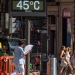 Varias personas intentan aliviarse del calor en Bilbao durante la quinta ola de calor del verano que ha elevado las temperaturas por encima de los 40 grados. 