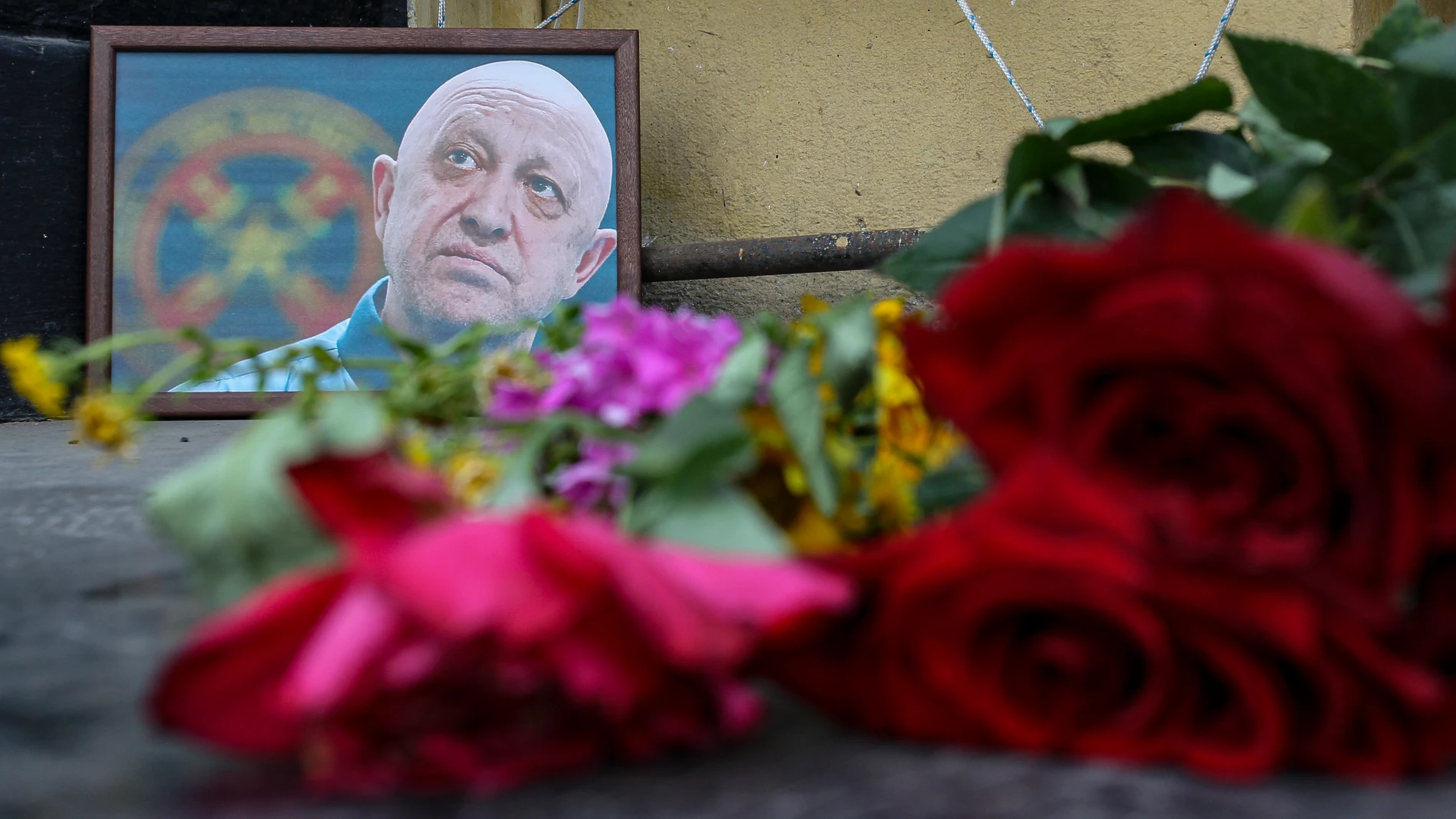Rostov-on-don (Russian Federation), 24/08/2023.- A picture of PMC Wagner chief Yevgeny Prigozhin is seen at an informal memorial in downtown of Rostov-on Don, Russia, 24 August 2023. An investigation was launched into the crash of an aircraft in the Tver region in Russia on 23 August 2023, the Russian Federal Air Transport Agency said in a statement. Among the passengers was Wagner chief Yevgeny Prigozhin, the agency reported. (Rusia, Ucrania) EFE/EPA/STRINGER 