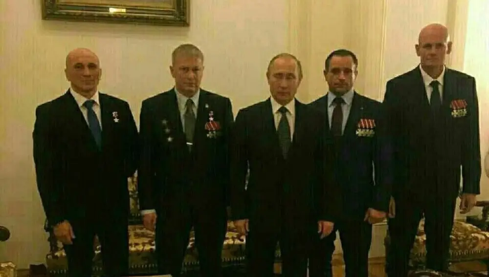 Dmitri Utkin posa con Putin en el Kremlin, en una imagen de 2015
