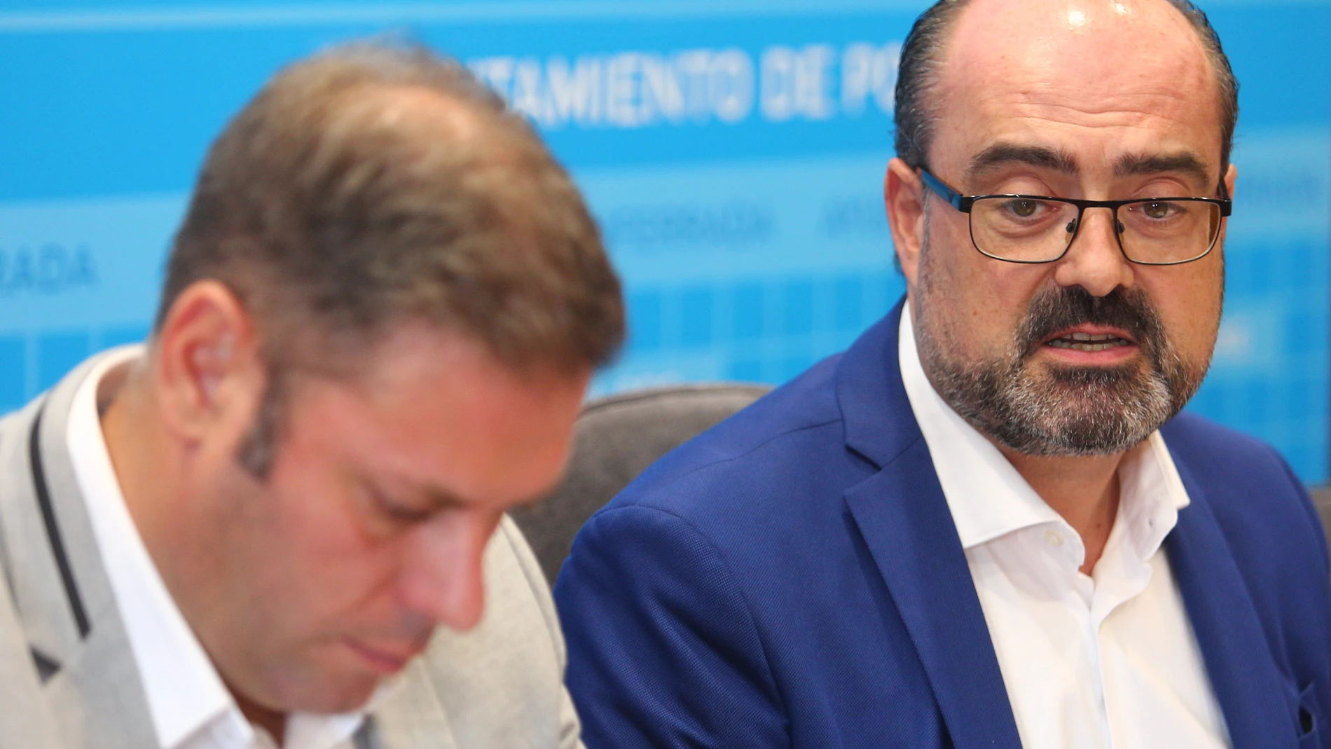 El alcalde y el teniente de alcalde de Ponferrada, Marco Morala (D), e Iván Alonso (I), durante su comparecencia para informar sobre remanentes de tesorería