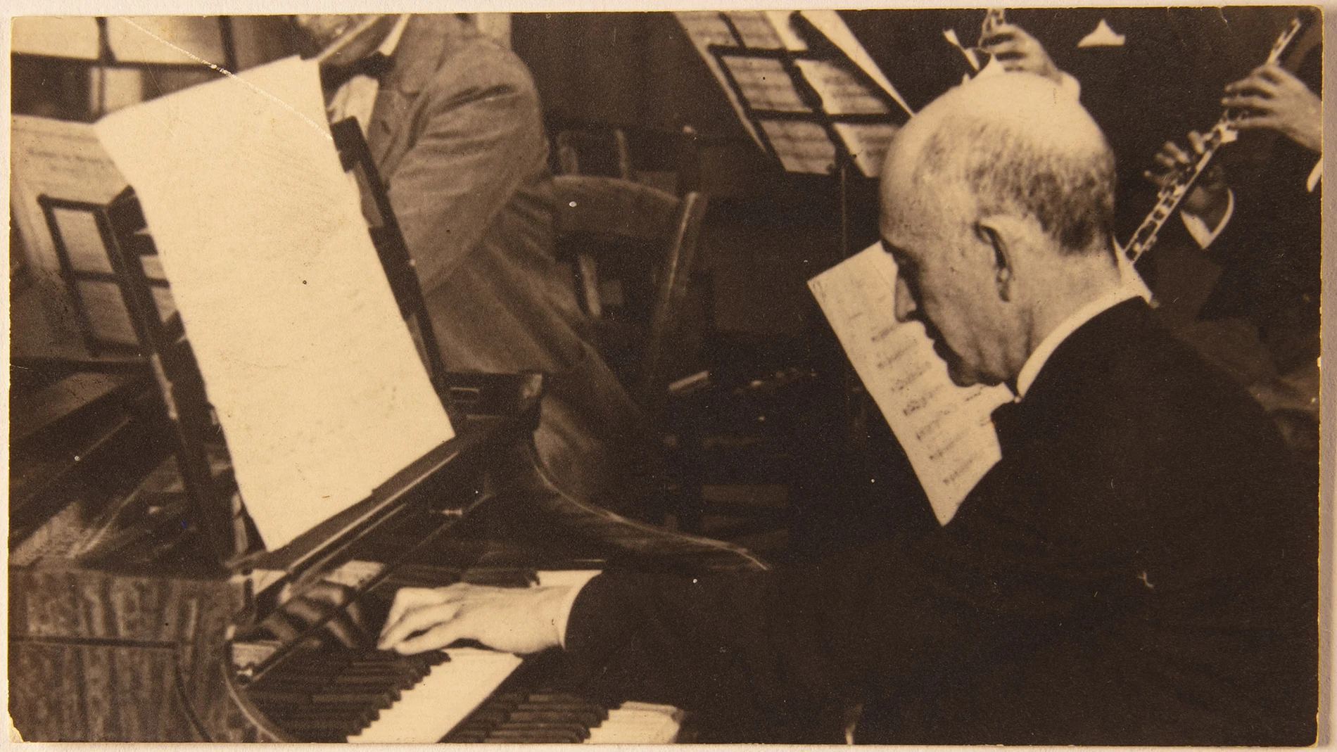 Una imagen de Manuel de Falla al piano