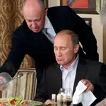 Yevgeny Prigozhin, arriba, sirve comida al entonces primer ministro ruso Vladimir Putin en el restaurante de Prigozhin a las afueras de Moscú, Rusia, en 2011