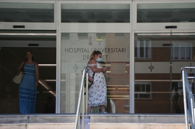 Una persona con mascarilla en las inmediaciones del Hospital Universitario Doctor Peset, a 22 de agosto de 2023, en Valencia, Comunidad Valenciana (España). Los hospitales General y Doctor Peset de Valencia han reimplantado el uso de mascarilla en sus dependencias. La medida se ha adoptado después de un repunte de los casos de covid.