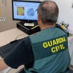 Un agente de la Guardia Civil trabaja en la operación 'Galeano'