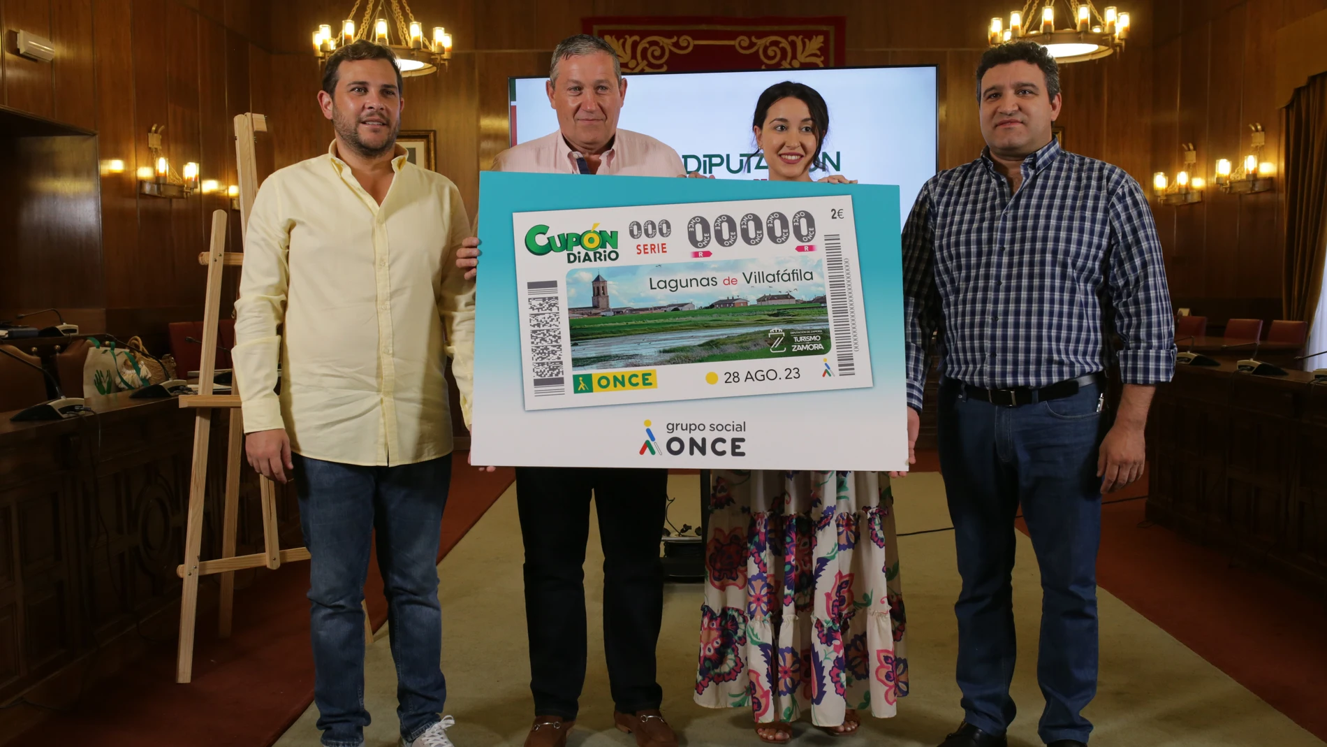 El presidente de la Diputación de Zamora, Javier Faúndez, y la directora de la Agencia de la ONCE de Zamora, Anabel Martín , presentan el cupón dedicado a las Lagunas de Villafáfila (Zamora)