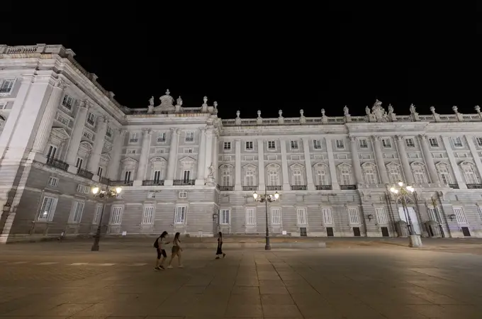 El Palacio Real ya luce hasta la medianoche 
