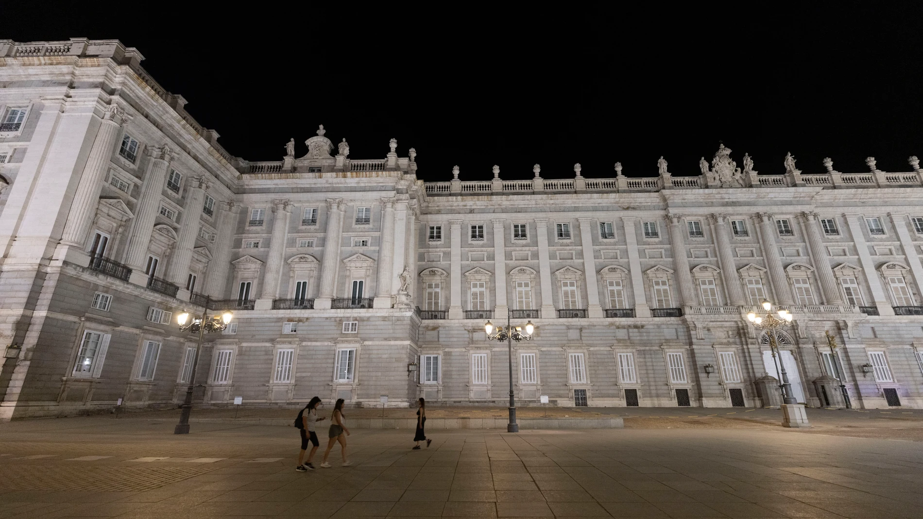 Iluminación del Palacio Real encendida después de las 23.30 de la noche 