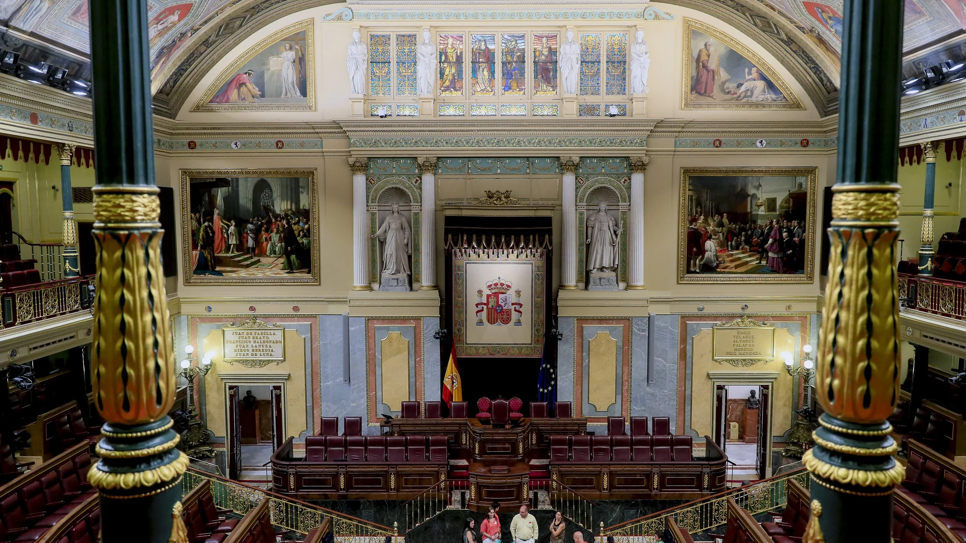 Vista del hemiciclo del Congreso de los Diputados, este viernes. El plazo del Congreso para presentar los grupos parlamentarios de la XV Legislatura acaba hoy, y la cesión de diputados del PSOE y Sumar a ERC y Junts podría ser uno de los primeros guiños a las formaciones independentistas con las que Pedro Sánchez quiere negociar el apoyo a su investidura si fracasa la del líder del PP, Alberto Núñez Feijóo.