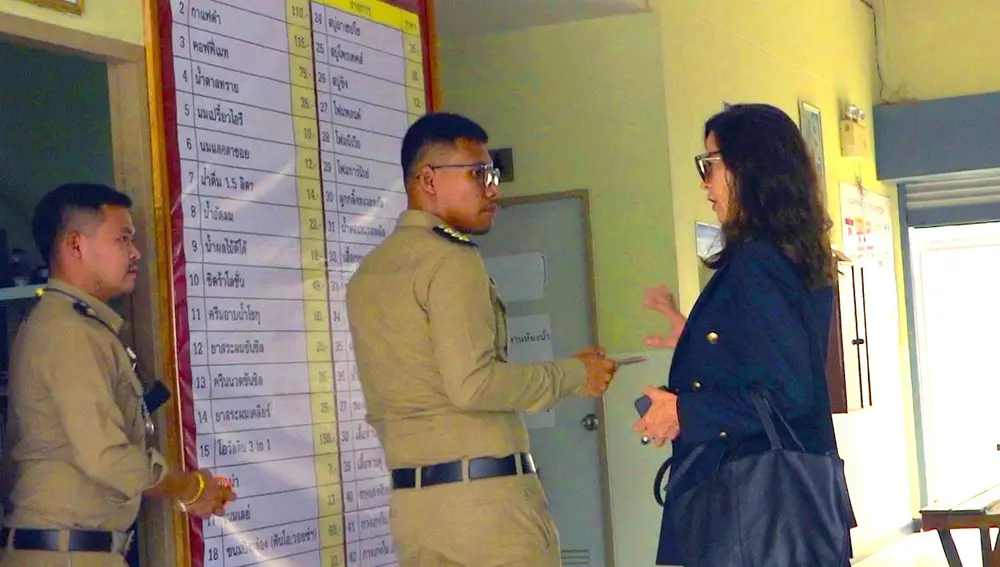  Silvia Bronchalo (R) speaks to Thai prison officials during a visit to her detained son Daniel Sancho Bronchalo at a prison in Koh Samui island, southern Thailand, 21 August 2023. 