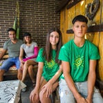 Iris y Eros Ubierna, participantes en el campamento que organiza AECC, junto a sus padres, Roberto Ubierna y Eva Sebastian
