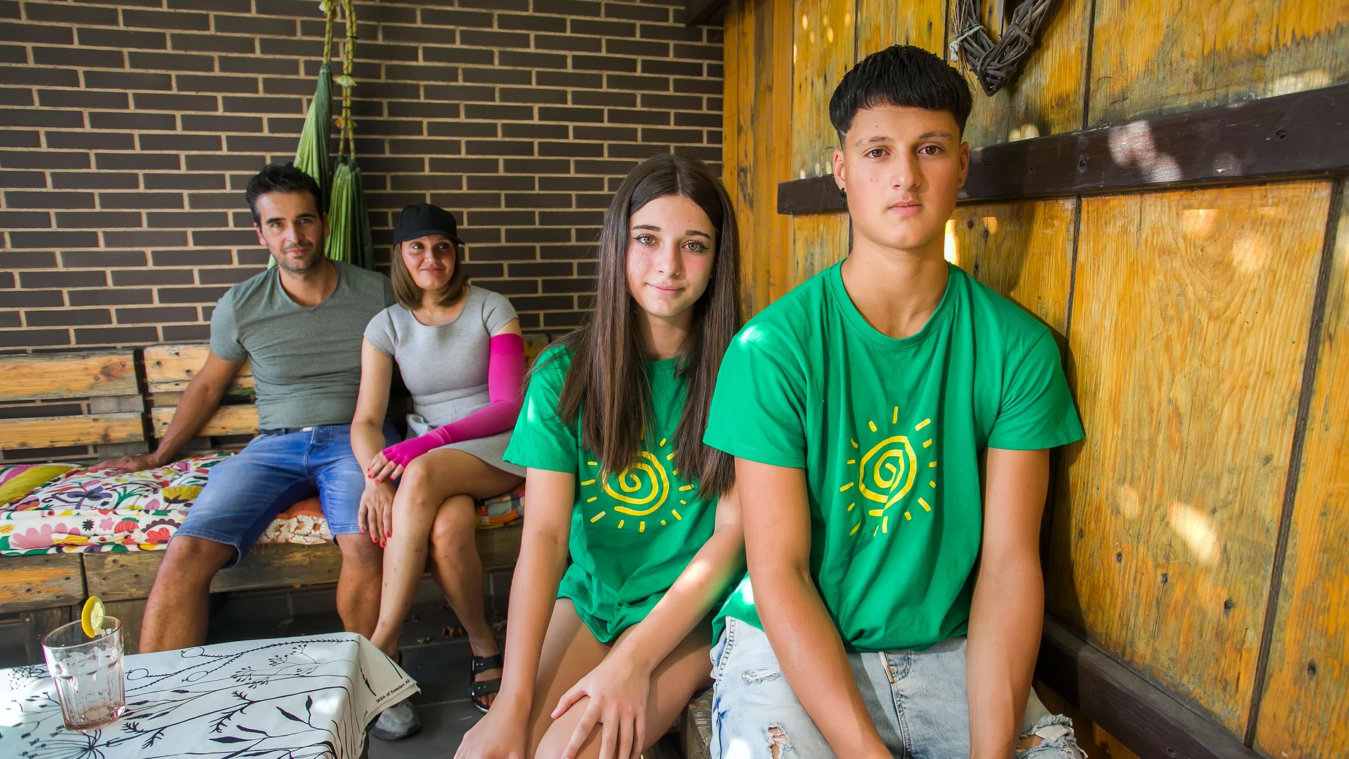 Iris y Eros Ubierna, participantes en el campamento que organiza AECC, junto a sus padres, Roberto Ubierna y Eva Sebastian