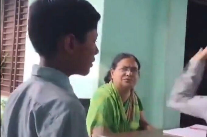 Un niño musulmán, abofeteado por sus compañeros en un colegio de la India