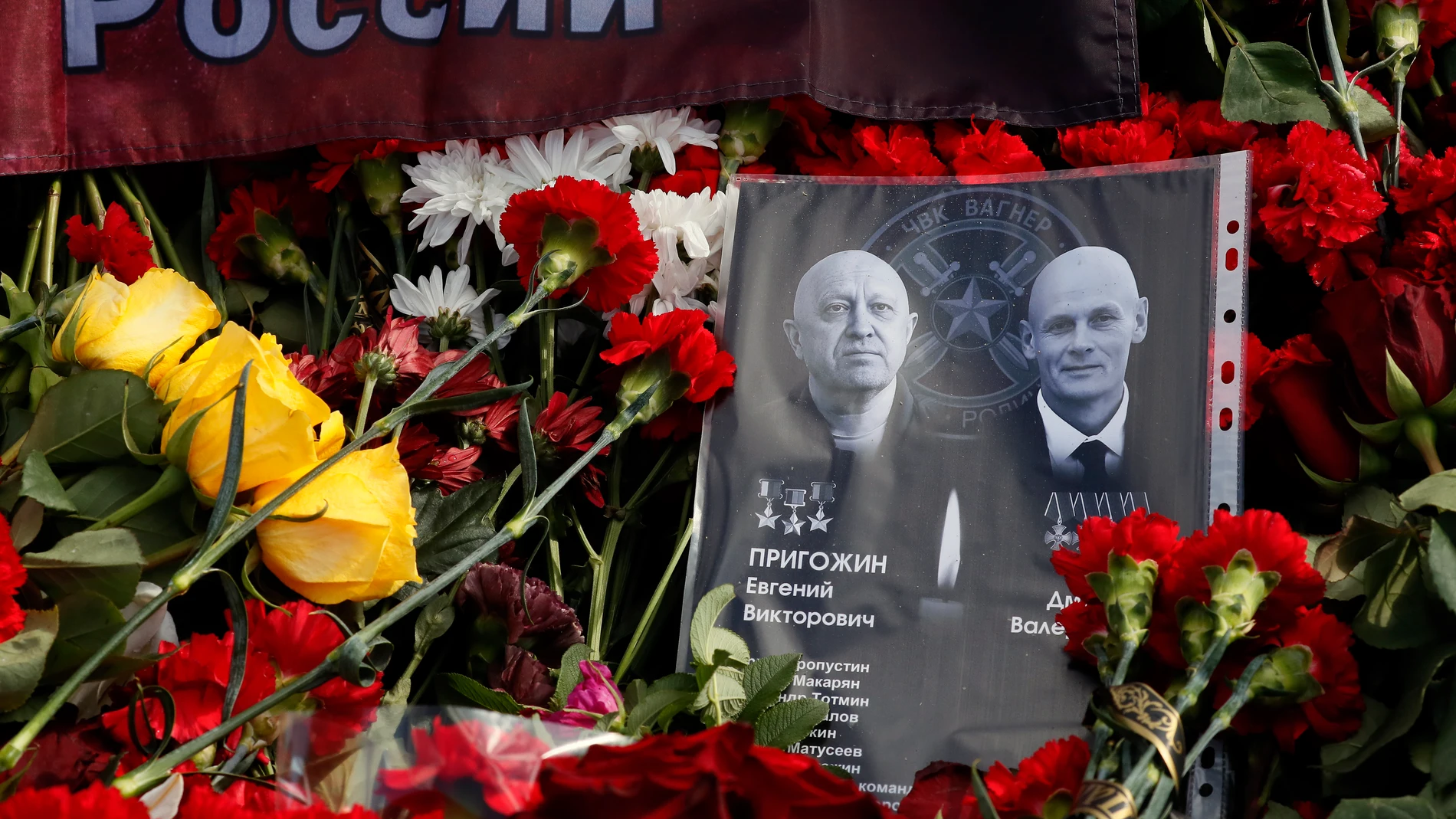 St. Petersburg (Russian Federation), 26/08/2023.- Portraits of the PMC Wagner leaders Yevgeny Prigozhin (L) and Dmitry Utkin are seen beside flowers at an informal memorial next to the former 'PMC Wagner Centre' in St. Petersburg, Russia, 26 August 2023. An investigation was launched into the crash of an aircraft in the Tver region in Russia on 23 August 2023, the Russian Federal Air Transport Agency said in a statement. Among the passengers was Wagner chief Yevgeny Prigozhin, the agency repo...