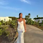 Vicky Martín Berrocal tiene el vestido blanco más elegante y sencillo que ha combinado con sandalias planas para la preboda más esperada en Sotogrande