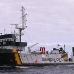 La Guardia Civil, obligada a disparar el aire por los intentos de motin de los 168 inmigrantes a bordo de la patrullera "Río Tajo"