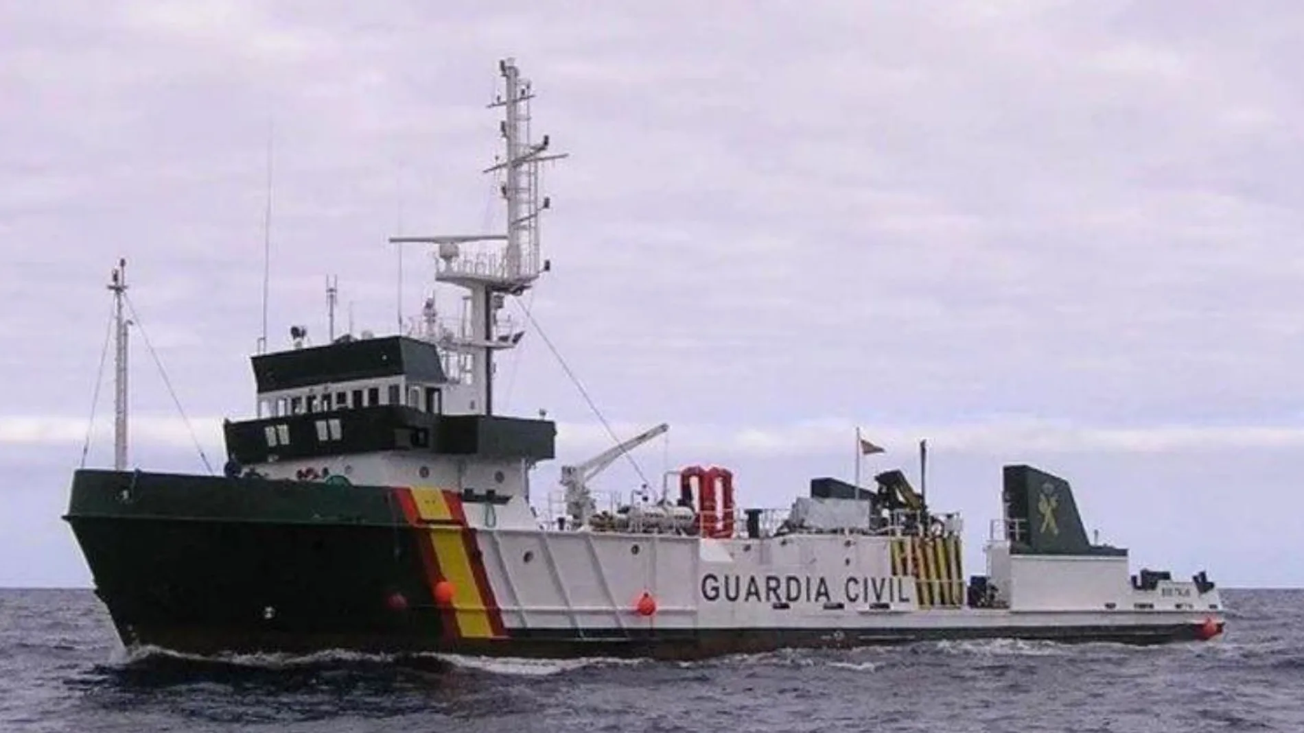 La Guardia Civil, obligada a disparar el aire por los intentos de motin de los 168 inmigrantes a bordo de la patrullera "Río Tajo"