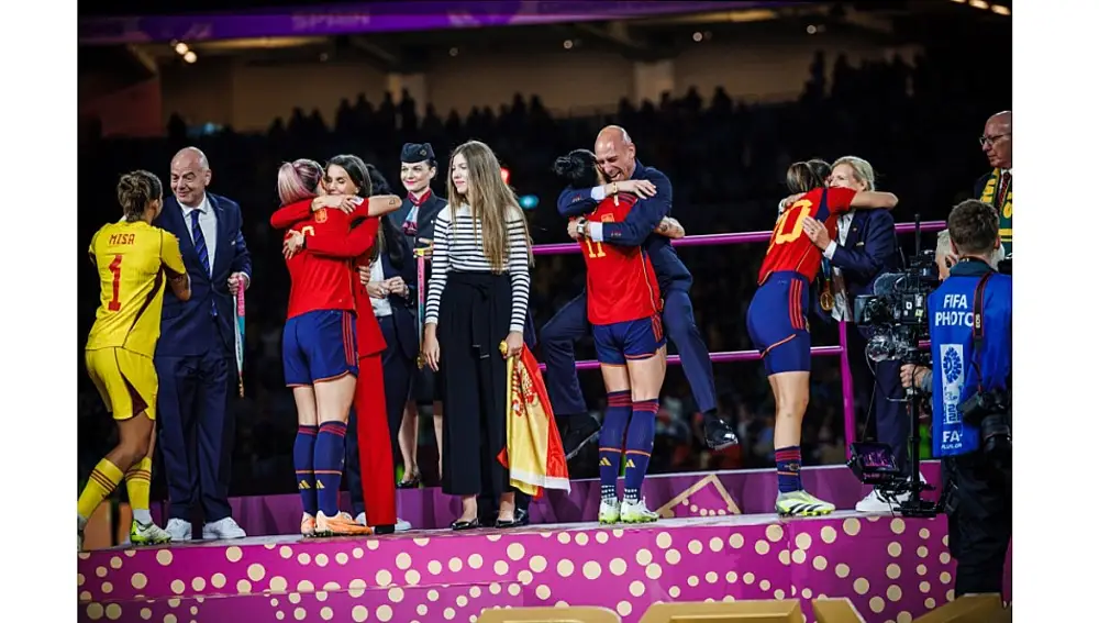 Jennifer Hermoso y Luis Rubiales se abrazan durante la entrega de medallas del Mundial que ganó España