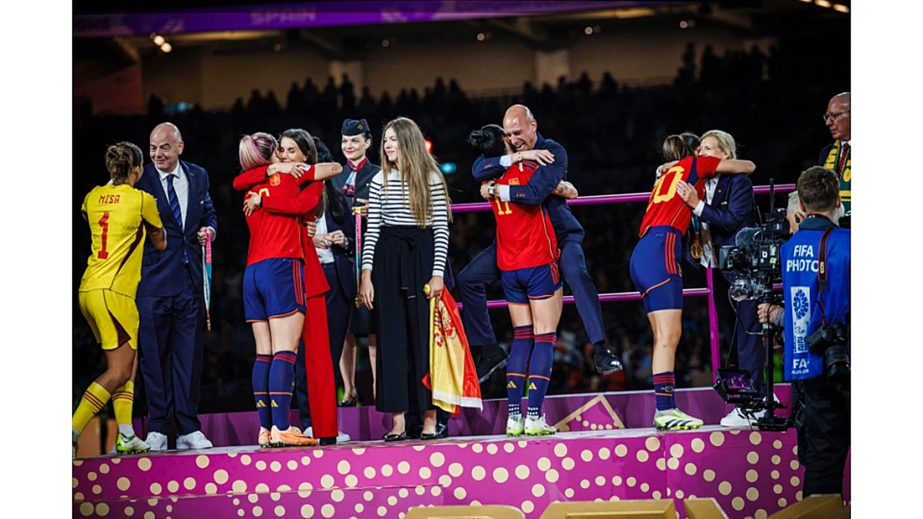 Jennifer Hermoso y Luis Rubiales se abrazan durante la entrega de medallas del Mundial que ganó España