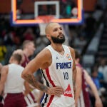 Evan Fournier no pudo evitar la debacle de Francia ante Letonia