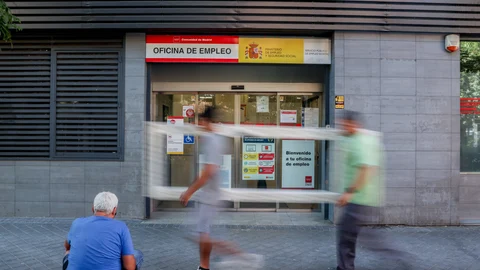 Varias personas pasan por delante de una oficina del SEPE, en Madrid (España).