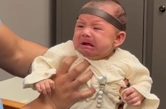 Un bebé escucha la voz de su padre por primera vez y esta es su emotiva reacción 