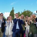 l presidente del Partido Popular, Alberto Núñez Feijóo, acompañado por presidentes autonómicos y cargos del partido, en la inauguración del curso político ante el Castillo de Soutomaior, ayer