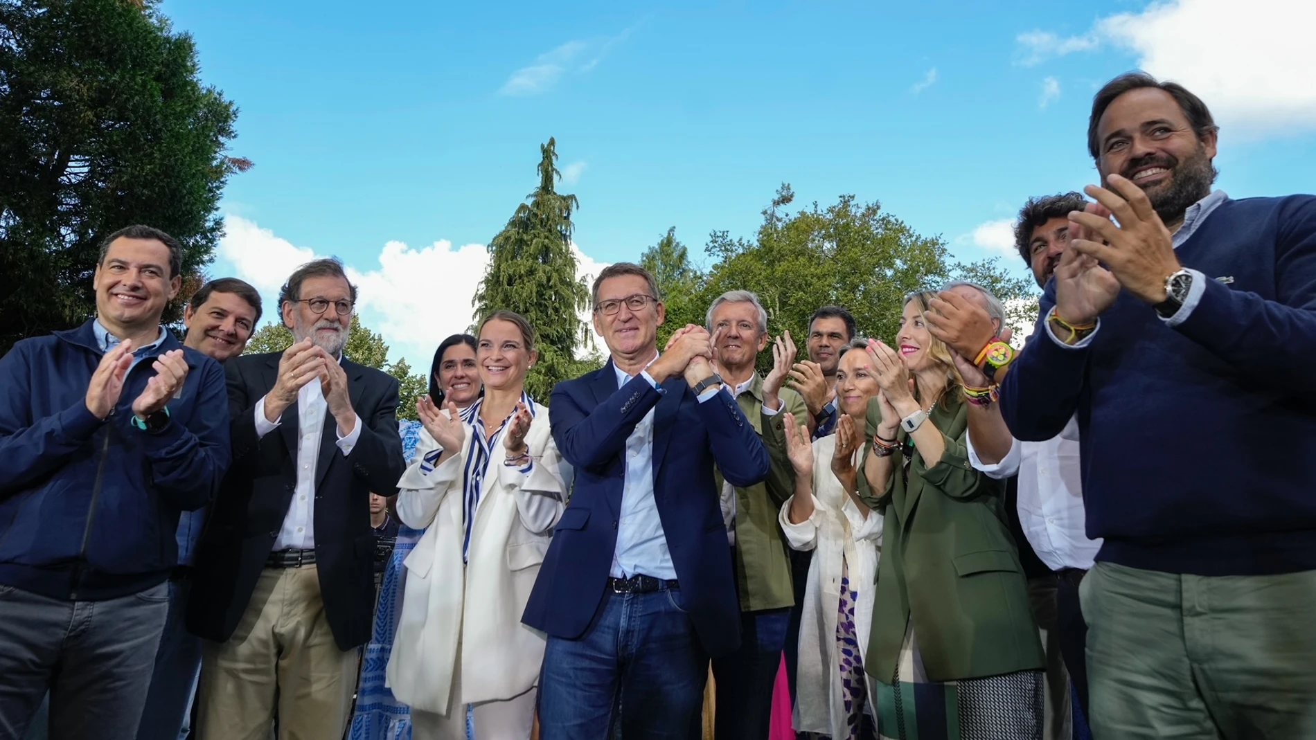 l presidente del Partido Popular, Alberto Núñez Feijóo, acompañado por presidentes autonómicos y cargos del partido, en la inauguración del curso político ante el Castillo de Soutomaior, ayer