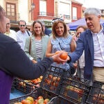 El delegado territorial, Eduardo Diego y la alcaldesa Camino Lozano, en la Feria del tomate de Mansilla de las Mulas (León)