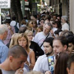 Argentinos realizan una fila en el Consulado de España en Buenos Aires para tramitar la ciudadanía de ese país 
