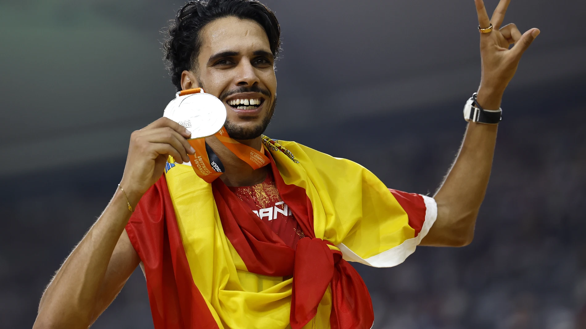 Mohamed Katir, con la plata y la bandera de España