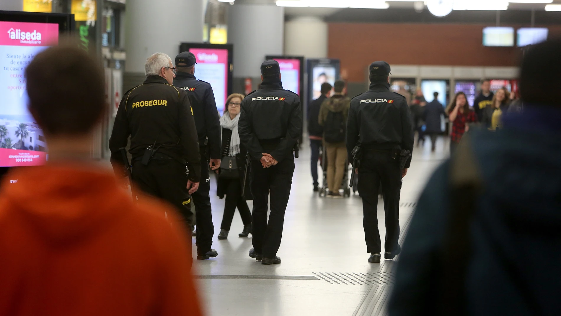La Policía Nacional en la estación de Atocha de Madrid